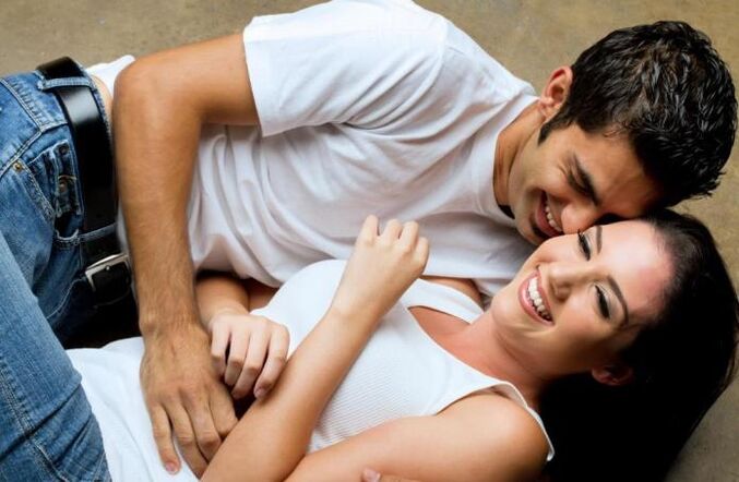 Ένας άντρας ενθουσιάζεται αγγίζοντας ένα κορίτσι